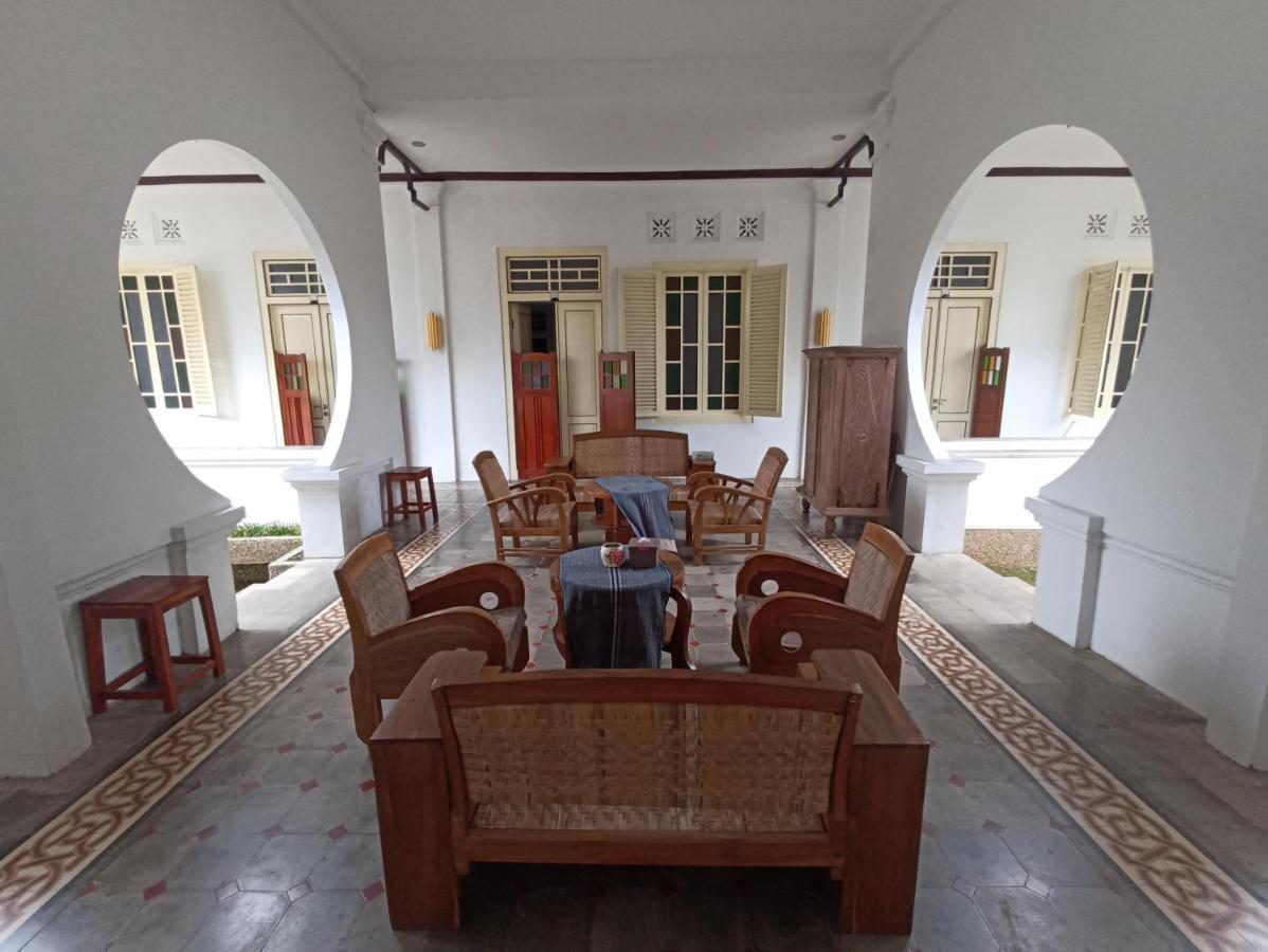 Mruyung Guest House Kota Lama Banyumas Mitra Reddoorz Экстерьер фото